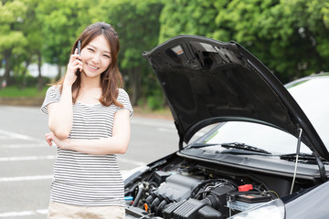 女性と自動車　故障