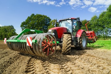 Getreideanbau, Schlepper mit Driillmaschine