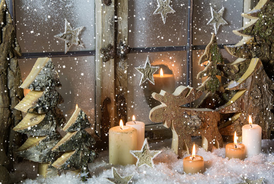 Natürliche Weihnachtsdekoration mit Kerzen und Holz