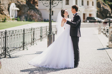 Naklejka premium Just married couple walking in small cove