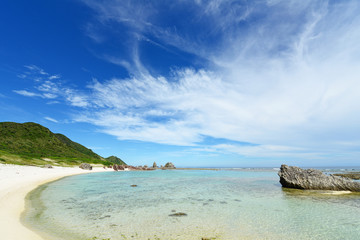美しい沖縄のビーチと夏空