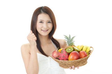 フルーツを持つ笑顔の女性