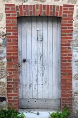 porte en bois d'une vieille maison en pierre