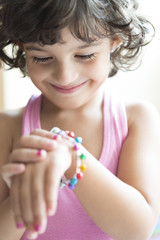 Niña con pulsera de colores 02