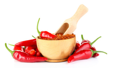 Gemalen rode chili peper in houten kom geïsoleerd op wit