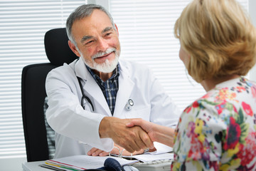 Obraz premium Doctor shaking hands to patient