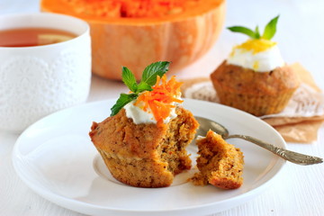Pumpkin muffins with lemon sauce