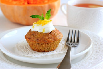 Pumpkin muffins with lemon sauce