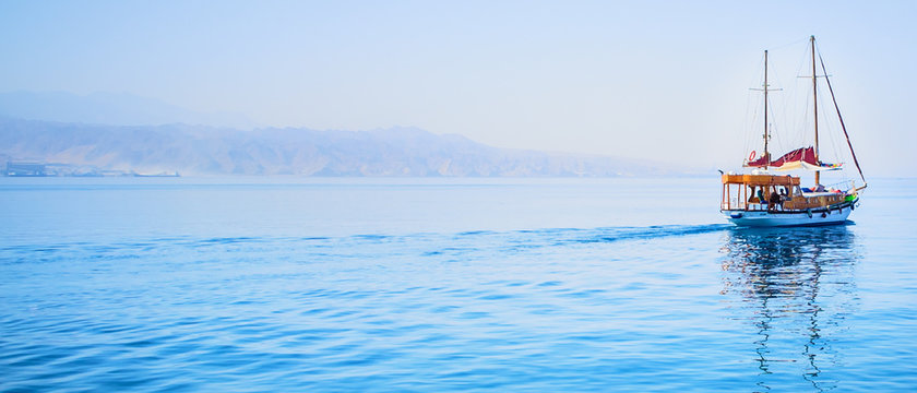 Fototapeta leaving a yacht in the bay of Eilat