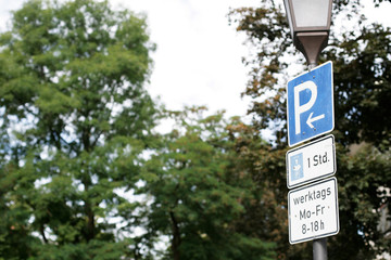 Verkehrsschilder an laterne