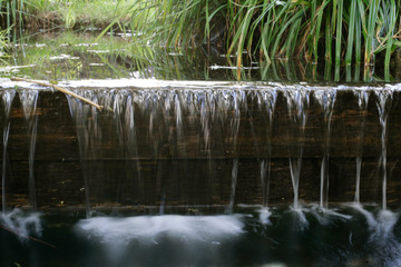 Kleiner wasserfall in einem Bach