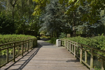 L'un des pont rustiques du parc à thèmes