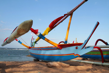 Canoe balinais à balancier sur la plage de Sanur.