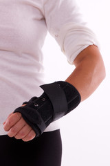 Frau mit schwarzer Handgelenkschiene
