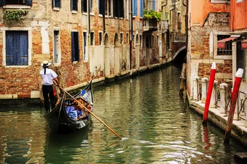 Fototapete Venedig Venice, Italy - Gondolier and historic tenements