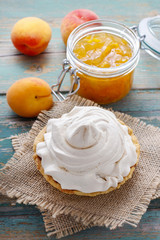 Pavlova cake filled with peach jam