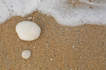 Fototapeta na wymiar Sassi sulla sabbia
