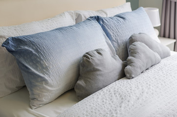 Fototapeta na wymiar bed and pillows