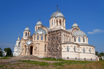 Fototapeta na wymiar Holy Cross Cathedral Man's Piously-Nikolaev monastery