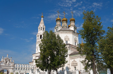 Fototapeta na wymiar Holy Trinity Cathedral and White Kremlin
