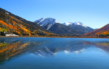 Obraz premium Crystal lake in the middle of San Juan mountains