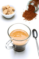 caffe solubile sfondo bianco