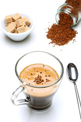 caffe solubile bicchiere sfondo bianco