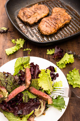 Rindfleisch in Scheiben im Hochformat