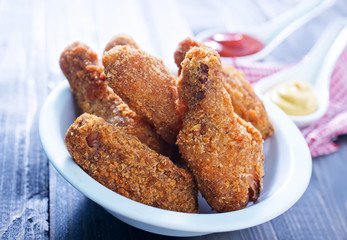 fried chicken wings with sauce