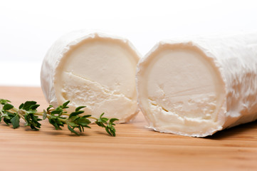 Ziegenkäse mit Thymian auf Holzbrett.