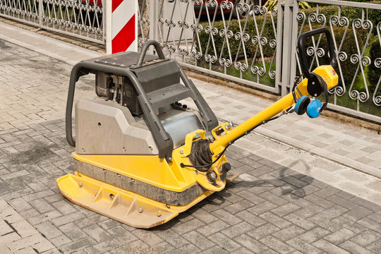 Ein Geh&ouml;rschutz h&auml;ngt an einem Sandr&uuml;ttler