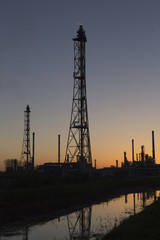 Obraz premium An oil refinery at sunset
