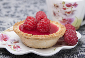 Tartlet of Shortcrust pastry with raspberry jelly and with raspb
