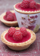 Tartlets of Shortcrust pastry with raspberry jelly and with rasp
