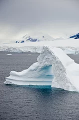 Wandcirkels aluminium Antarctica - Non-Tabular Iceberg - Pinnacle Shaped Iceberg © adfoto