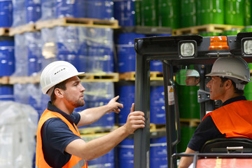 Arbeiter im Warenlager // Workers in logistics