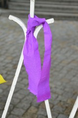 Lila Bänder am Metallzaun - Wegweiser zur Party