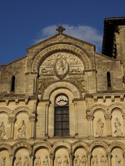 Fototapeta na wymiar Iglesia románica de la Santa Cruz en Burdeos