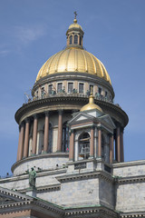 Fototapeta na wymiar Вид на купол Исаакиевского собора на фоне голубого неба