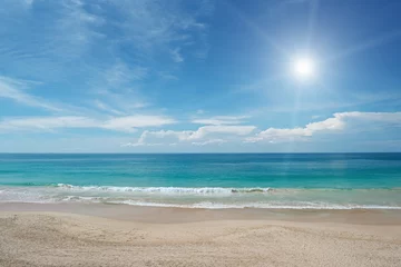 Fototapete Meer / Ozean Sandstrand und Sonne am blauen Himmel