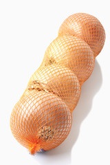 Eingewickelt Zwiebeln auf weißem Hintergrund , close up