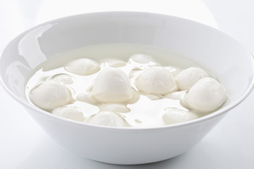 Mozarella auf der Schüssel auf weißem Hauftergrund
