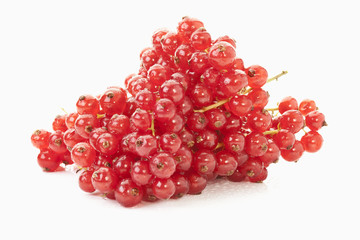 Rote Johannisbeeren auf weißem Hintergrund
