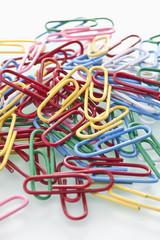 Stapel von bunten Büroklammern, erhöhte Ansicht
