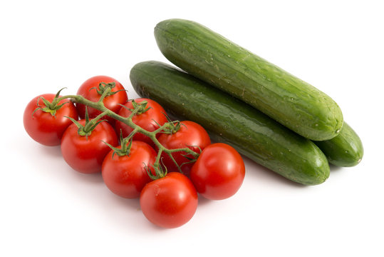 Kleine Gurken und Tomaten