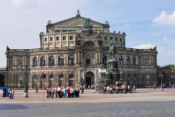 Naklejka premium Menschengruppen vor der Semperoper