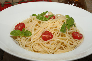spaghetti, tomates et basilic