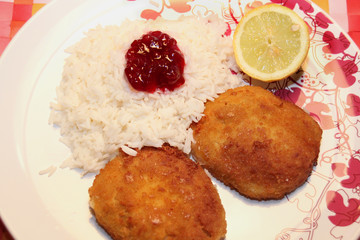 Paniertes Sojasteak mit Reis und Preiselbeeren