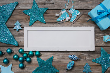 Weihnachtliches Schild oder Hintergrund in Türkis oder Blau