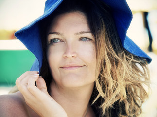 Bionda con cappello blu